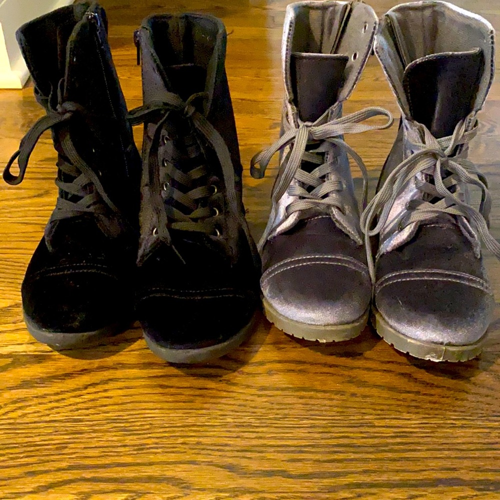 Girls velvet boats - size 4 ( gray and black)
